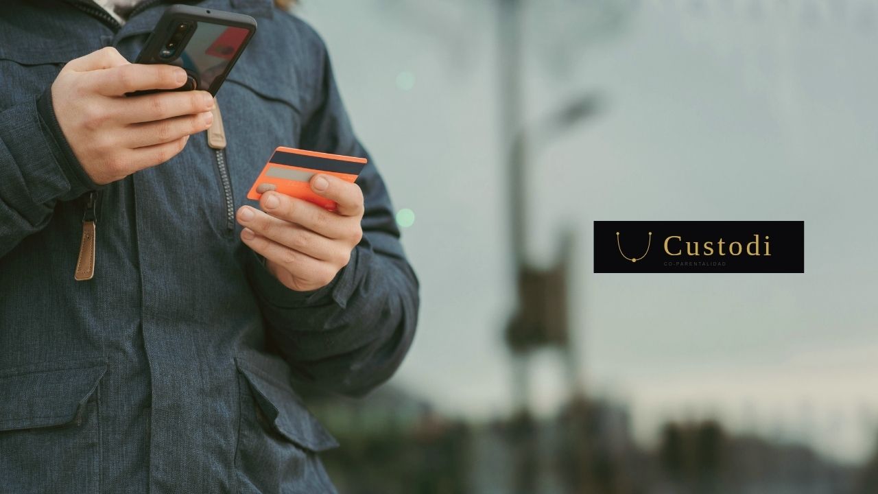 Padre gestionando gastos del menor desde su teléfono